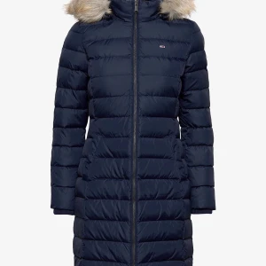 Tommy Hilfiger Dunjacka dam - Väldigt skön för vinter/höst/vår. Kommer utan luva. Använt 1 gång. Pris kan diskuteras 