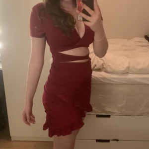 Röd och svart klänning - Säljer både en röd klänning och en svart klänning (säljer dem separat men också tillsammans om du vill) både klänningarna är i polyester, dem är båda väldigt stretchiga och har inte blivit använt nästan alls