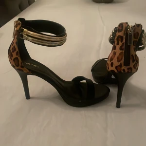 Coola stilettskor - Nya fräsiga skor. Klackhöjd ca 7 cm.