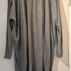 Kofta utan knappar - Helt ny. Grå kofta i storlek medium.