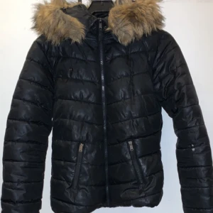 Vinterjacka - Vinterjacka som är använd 1 vintrar då den är för liten för mig. Varm och skön dock har den tyvärr ett litet hål på armen precis vid armvecket som syns på bilden. Inget man tänker på när man har på sig den. (Fake päls) Köparen står alltid för frakten😊