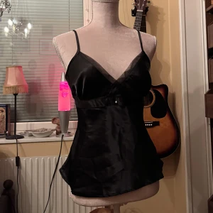 topp - fett söt topp med spets och justerbara axelband✨