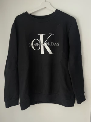Calvin Klein swertshirt strl L - Säljer min svarta ck swertshirt, använd 1-2 ggr. Sann i storleken❤️