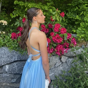 Ljusblå balklänning  - Säljer en superfin balklänning som är måttbeställd. Den passar dig som har storlek S. Den går i marken på dig som är max 175 + klacksko.  Nypris är över 3000kr. 