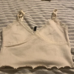 Croppat linne - Ett croppat linne som inte har använts, väldigt gulligt i strl s