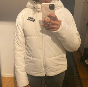 Vit Nike jacka - Nike jacka i fint skick. Köpt för lite över 1000kr. Skriv gärna vid frågor!