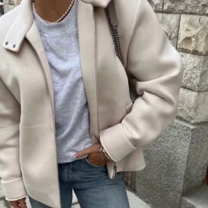 Cos jacka - Säljer min så snygga cos jacka i storlek S som är slutsåld överallt. Nypris är 1000kr men säljer den för 600kr. Använd några gånger men är som ny!💗 skriv privat för mer frågor (bilderna är lånade)