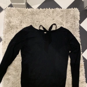 Ralph Lauren tröja - Ralph Lauren tröja svart med fin detalj i ryggen med rosett som knyts. 