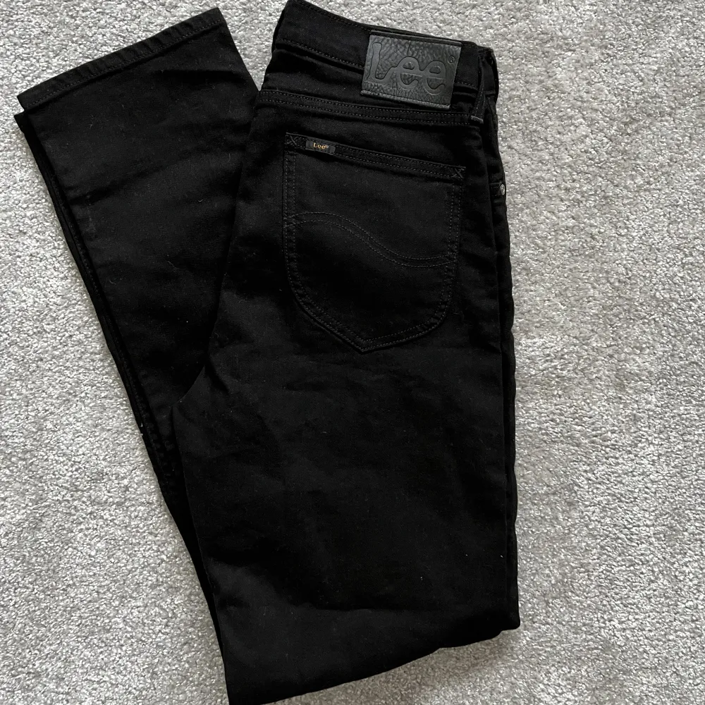 Jeans Lee ”West” stl 29x32 i färgen clean black. Aldrig använda. . Jeans & Byxor.