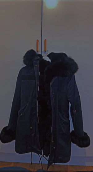 Päls jacka  - Säljer min päls jacka på grund av storlek har använt bara en vinter .vi kan ändå mötas i Stockholm 