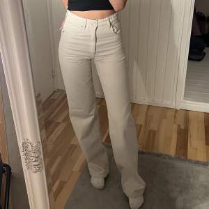 Vita jeans från zara, bra längd på mig som är 169cm🤍🤍knappt använda 