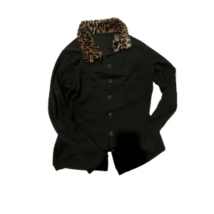 kofta med pälskrage - jättefin kofta med pälskrage i leopardmönster köpt här på plick, de sista bilderna är lånade🐆🖤