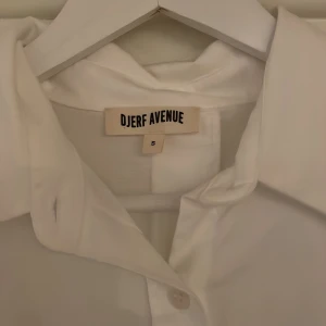 DJERF AVENUE - Superpopulär aldrig använd djerf avenue skjorta💕 säljer eftersom den inte passar mig. Den är i nyskick. Nypris är 1 099kr lch jag säljer den för 750kr. Vet inte hur jag tar bort budgivningen men skriv till mig om ni är intresserade! 