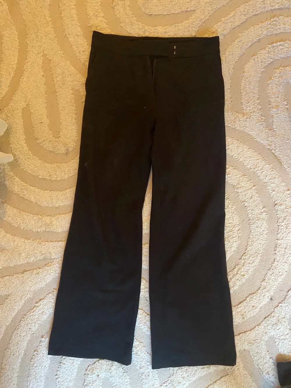 Svarta fina kostymbyxor. Små i storleken. Har normalt sätt 42 men dessa är i 46. Jeans & Byxor.