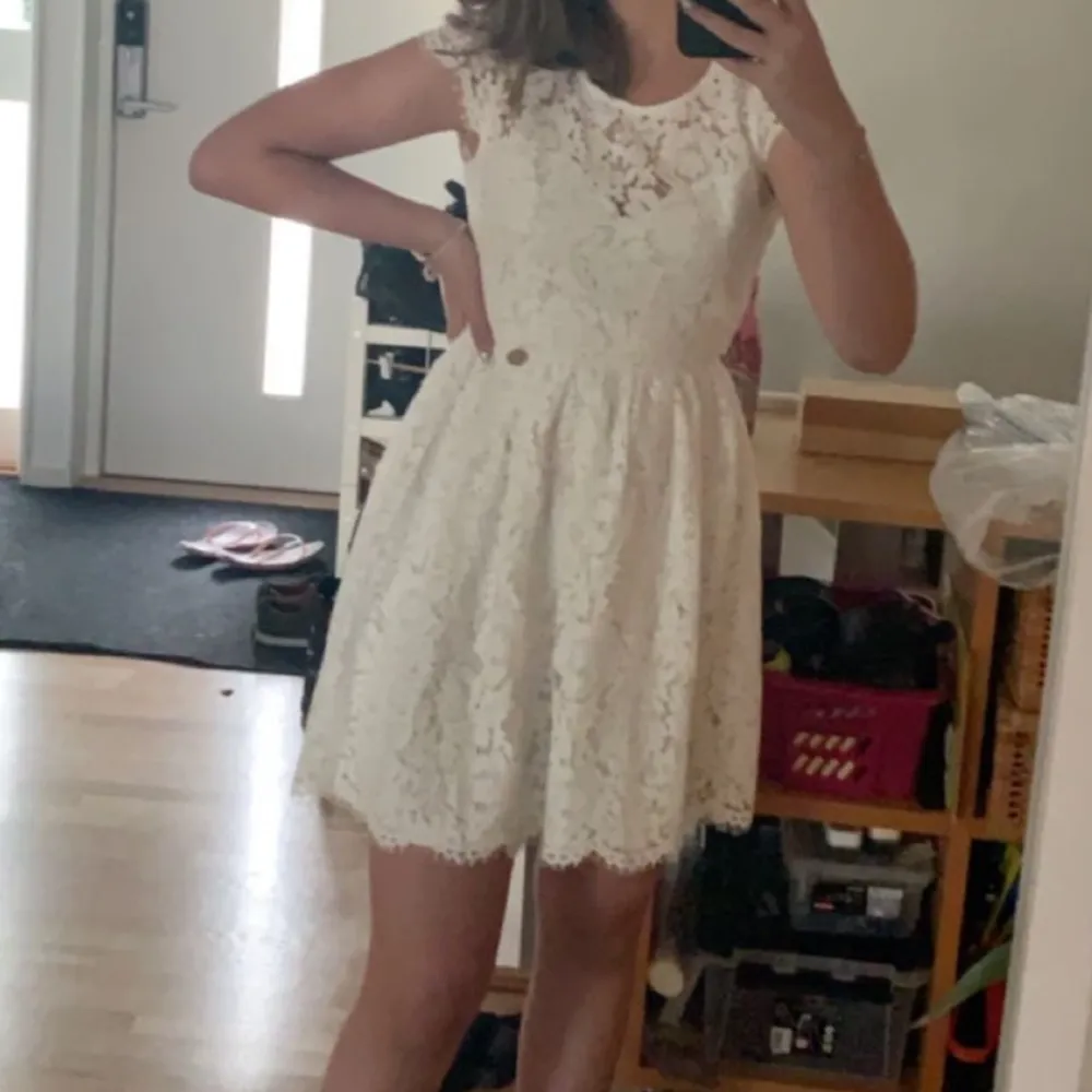 Säljer min fina vita klänning med spets och öppen rygg från Chiara Forthi, Bubbleroom som jag endast använt en gång under ett studentfirande 2019💕💕Har varit i garderoben sen dess och är som ny, säljer då den är för liten!. Mekot.
