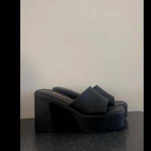 Svarta platå sandal / sandalklack  - Jätte snygga sandal klack stl 38 passar 37-38 ❤️‍🔥