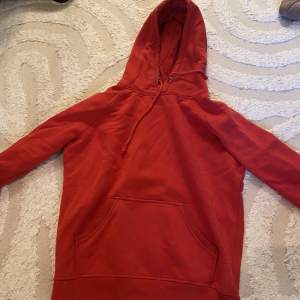 Röd hoodie från Bikbok