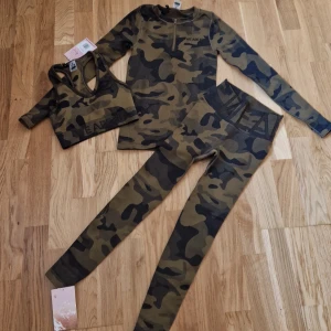 Gym Set från WeAreFit - Helt oanvänt seamless gymset i kamouflage. Tights, sporttopp + tröja. Alla lappar sitter kvar. Allt för 500 kr