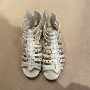 Vita sandaler med små guldiga prickar i metall 