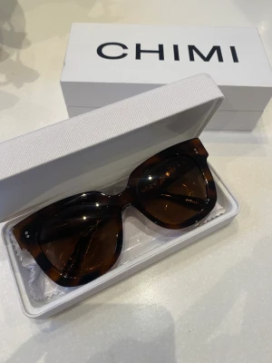 Chimi solglasögon  - Helt nya oanvända chimi solglasögon i färgen ”tortoise” modell 08! Nypris 1200kr🙌