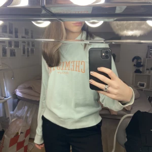Gant sweatshirt  - Jag säljer denna snygga turkosa gant tröja med ett rosa tryck, storleken är 16YEARS och den är köpt från butiken gant. Jag är en S/M och den passar mig jättebra. Ordinarie pris är 499kr, tröjan är i jättebra skick & hör av dig för fler bilder 👌🏼🫶🏼