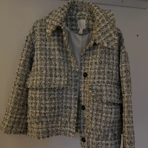 Rutig vårjacka - Jacka, aldrig använd. Funkar på vår och höst! Storlek s. Köparen står för frakt 💕