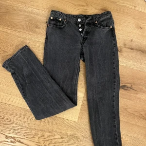 Weekday jeans  - Snygga weekday jeans i en grå/svart färg i mid waist och straight modell!  I bra skick!  Säljer pga lite för små!  Köparen står för frakten!😊 Strl W26 L32 