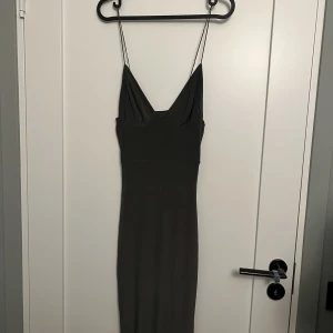 Figurnära klänning från Nelly  - Figurnära klänning inköpt på Nelly i märket Club L. Väldigt stretchig i materialet och passar därför en XS-M. Smickrande passform, går ner till knäna men man kan anpassa efter egna önskemål om man vill ha den kortare.