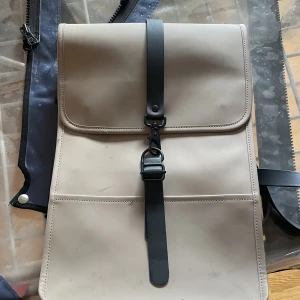 Rains ryggsäck - Ryggsäck från rains! Satt för taight för mig så den har mest legat i garderoben