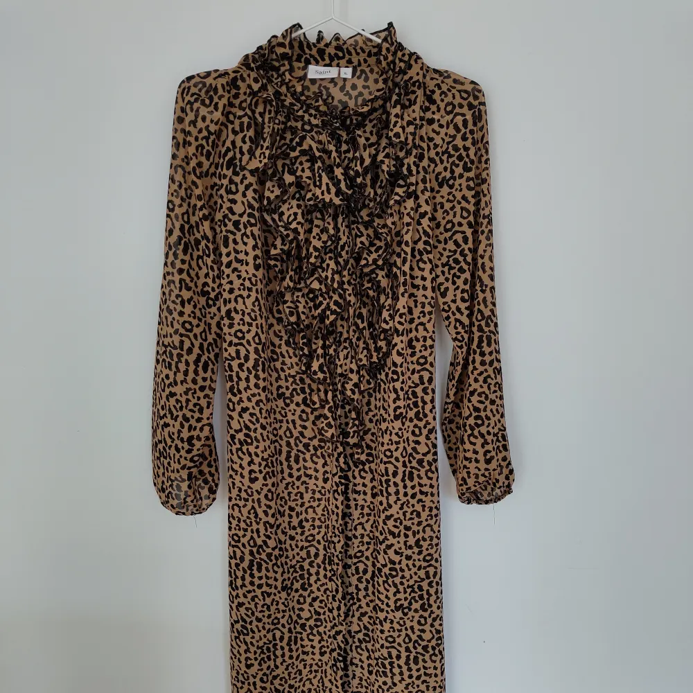En otrolig leopardklänning som också går att ha som kofta/cape! Från Saint tropez. Har använt flitigt men inte på 2 år. Snygga volanger i mitten och väldigt lätt material. Passar S-L utan problem trots att den är XL. Blir lite mer oversized då.. Klänningar.