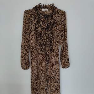 En otrolig leopardklänning som också går att ha som kofta/cape! Från Saint tropez. Har använt flitigt men inte på 2 år. Snygga volanger i mitten och väldigt lätt material. Passar S-L utan problem trots att den är XL. Blir lite mer oversized då.