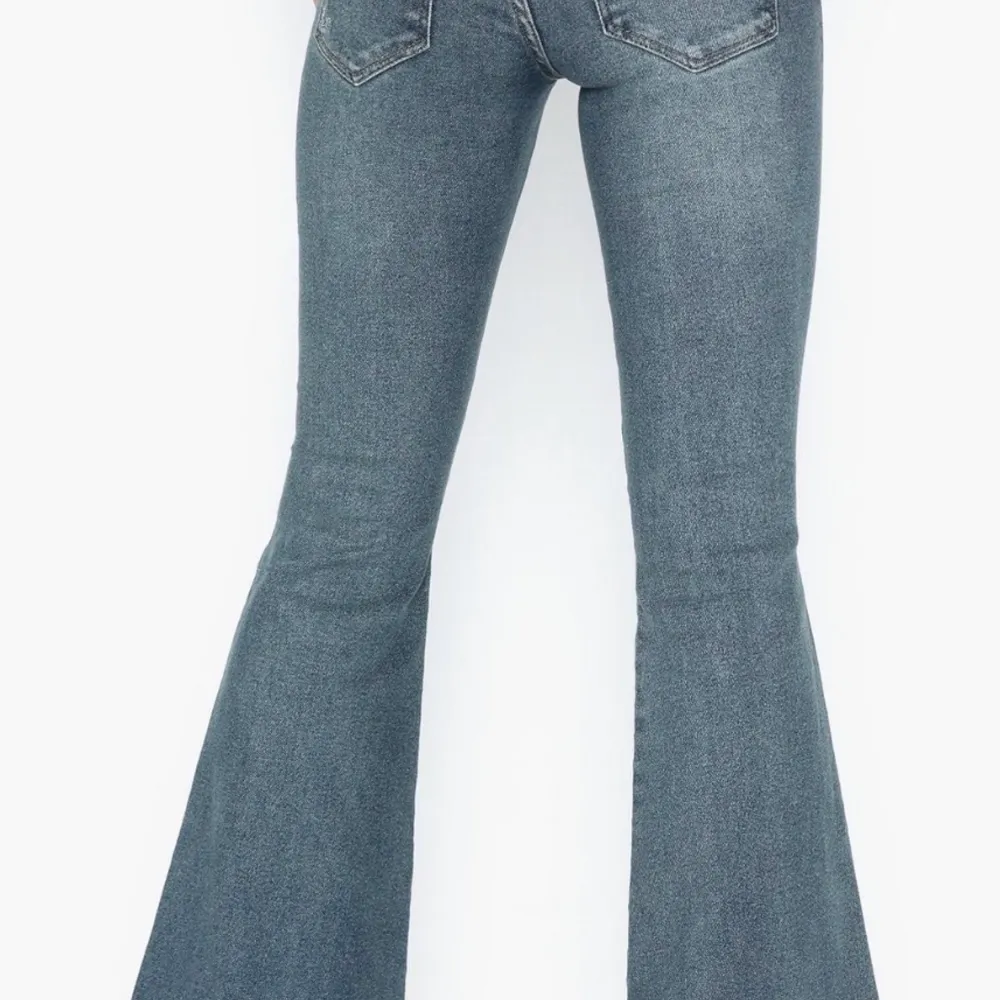 (Lånade bilder) Ett par blåa bootcut jeans från Dr Denim i storlek L/30, köpa för ca två år sedan. Jeans & Byxor.