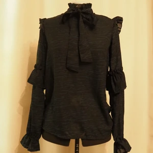 Blus - Knytblus i bra skick. Lite transparent med mörkt grönt och svart zebramönster, nästan helsvart. 