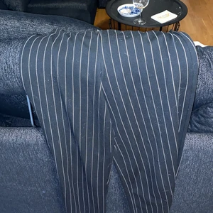 Snygga randiga byxor  - Byxor från Gina, storlek M, är lite knottrig, 150kr ink frakt på 66kr