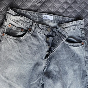 Low Waist Zara Jeans - Gråa låg midjade jeans från zara, köpta för ett tag sen men knappt använda, därför säljer jag de! Fin passform med straight leg fit, storlek 38💞 Nypris: 359kr, köpare står för frakt 😊