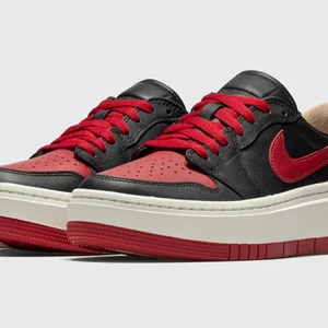 Nike jordan 1 lv8d bred - Detta är ett par helt oanvända och nya skor som jag inte ens har haft på mig nån gång, säljer dom på grund av att jag köpte dom i fel storlek. Nypris: 1600