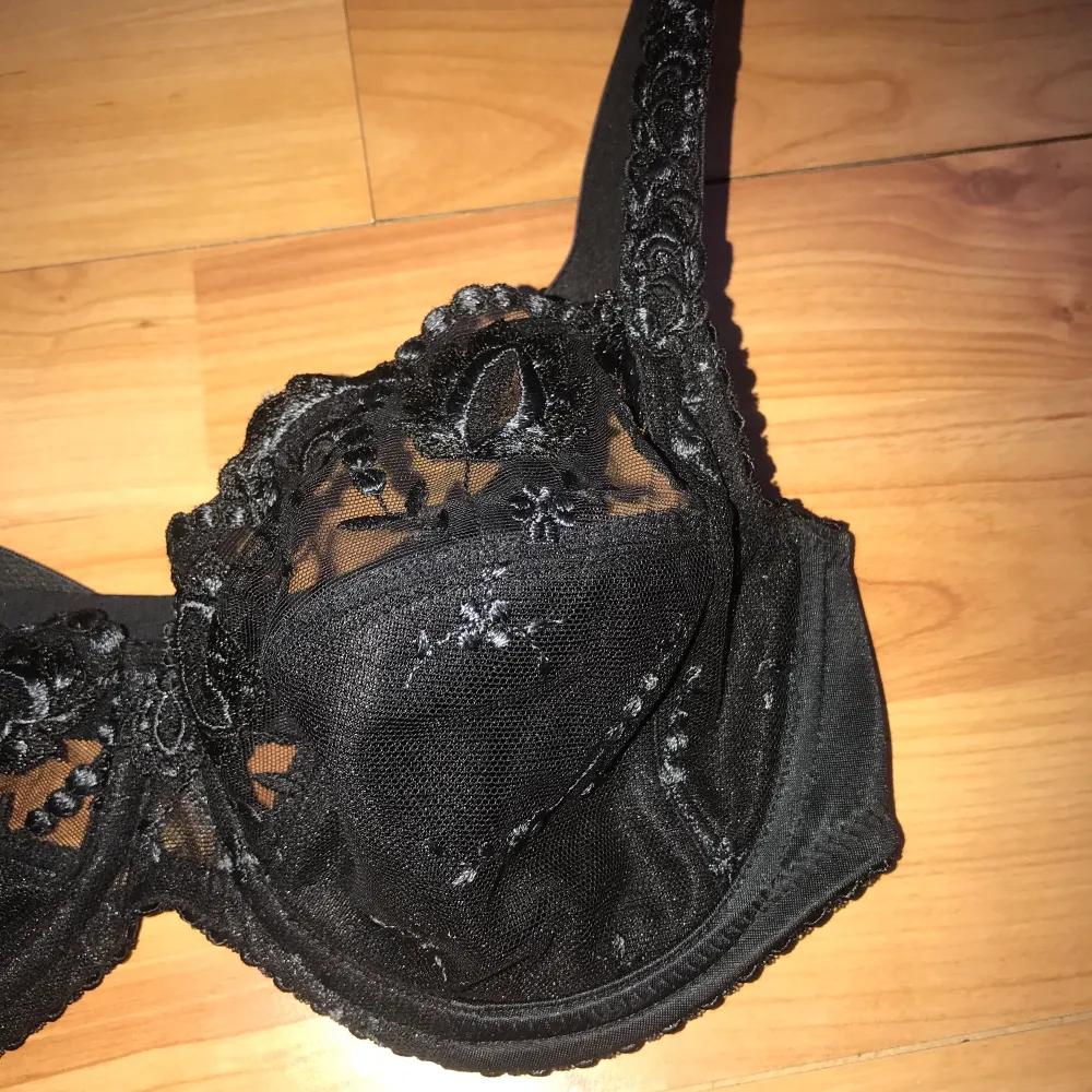 Very stylish and sexy. Hardly ever worn. Help me clear out my closet and choose your own price :)). Övrigt.