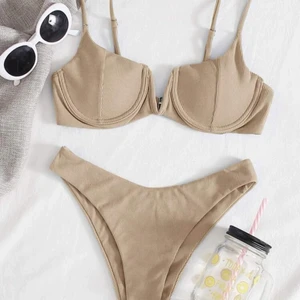 Beige bikini  - Kommer inte till nån användning då de ej passar mig så bra, frakt tillkommer på 20kr