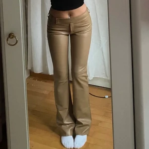 Lågmidjade skinnbyxor - Storlek 36. Knappen ovanför gylfen är av, men det gör absolut ingenting eftersom det finns två knappar till. 