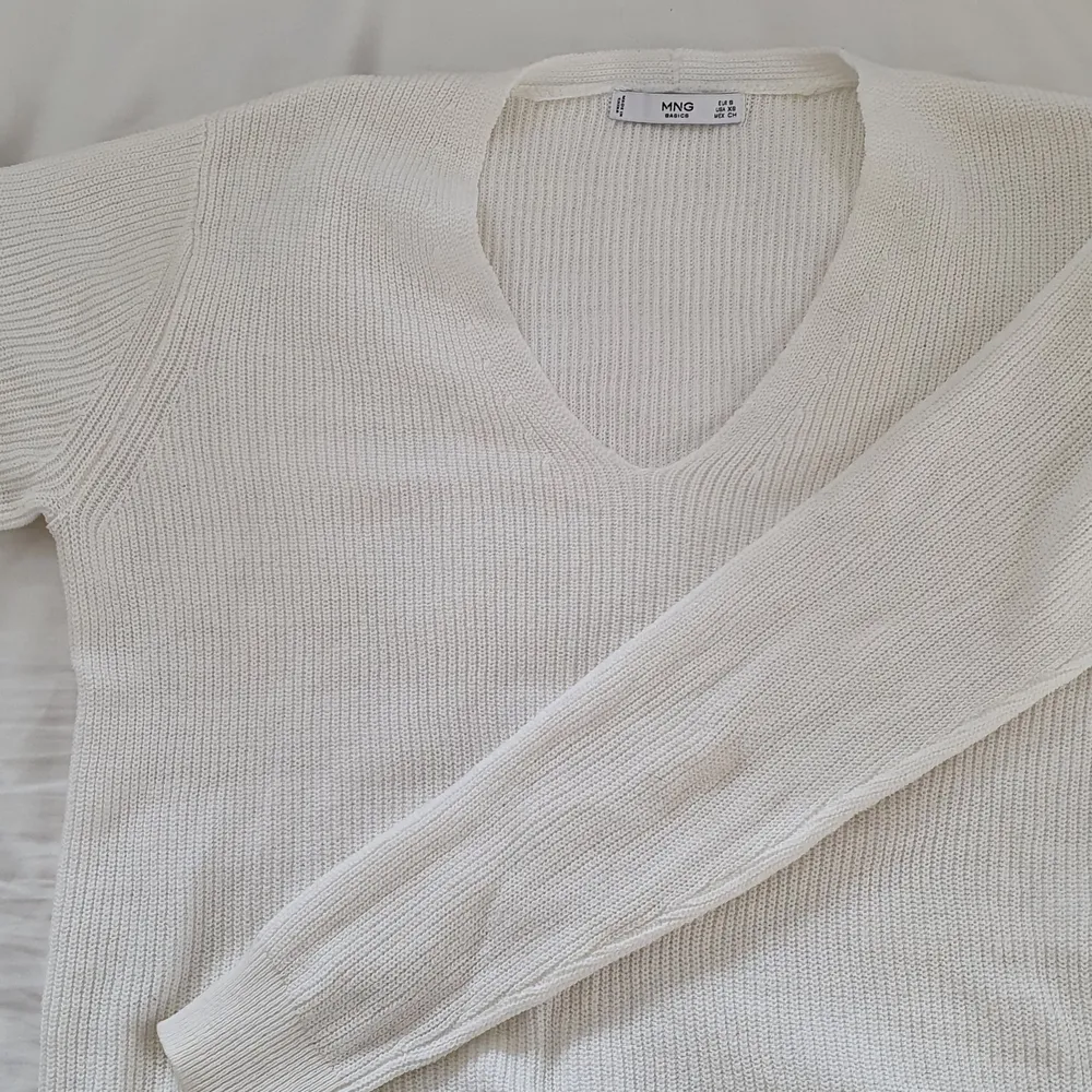 Super skön fint stickad vit tröja från Mango. Inte använt många gånger och är i superbra skick. S. Stickat.