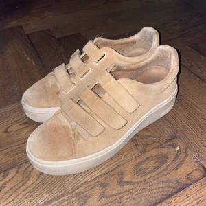 SANDRO SKOR - as coola skor från Sandro! Inte använda supermycket och i bra skick! Fixar såklart till dem om det är så att någon vill köpa! Stl 39 ❤️ kan mötas och skicka. Vet dock ej riktigt vad frakten skulle gå på därför är det ej inklickat att jag kan frakta!