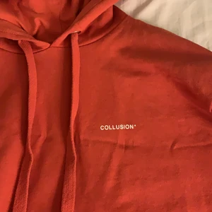 Röd Hoodie  - Hoodie från COLLUSION i en urtvättad röd färg. Använd fåtal gånger och är i nyskick. Säljer för 150 kr men pris kan diskuteras. Färgen visas bäst i första bilden. Storlek XS men skulle säga att den är i storlek S