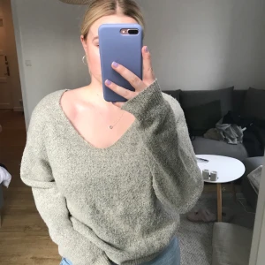 Stickad Tröja - Stickad i stor urringning