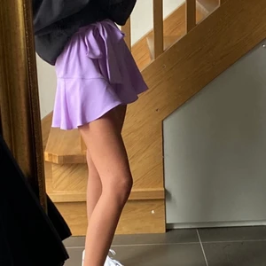 Kjol - Säljer denna fina lila kjol från zara, den har inbyggda shorts under och köptes förra året❤️ hör av dig ifall du har fler frågor. Har ett band i midjan så den går att justera