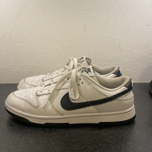 Nike Dunk - Säljer mina skor då dem är lite för stora för mig och glappar. Använd ett fåtal gånger och är nästan i nyskick speciellt om man tvättar dem vilket jag gör innan jag säljer. Storlek 44.5. Pris går alltid att diskutera, kom privat för fler bilder