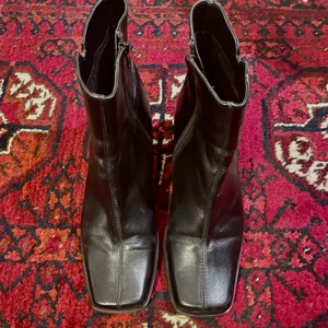 Svarta boots med klack - Otroligt snygga boots/klackar som jag tyvärr inte kan använda, då dem är för små:( Så nu får någon annan ta hand om de här fina skorna. Både leverans och möte funkar. Köparen står för frakten.