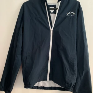 Hugo boss dunjacka  - Den är i bra skick