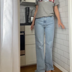 Jeans från Zara - Blå raka jeans från Zara, knappt använda💛