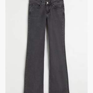Säljer nu mina superfina low waist bootcut jeans från hm då dom är för små för mig😢😢😢 helt slutsålda på deras hemsida!!