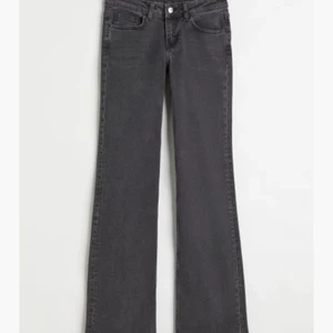 Low waist jeans - Säljer nu mina superfina low waist bootcut jeans från hm då dom är för små för mig😢😢😢 helt slutsålda på deras hemsida!!